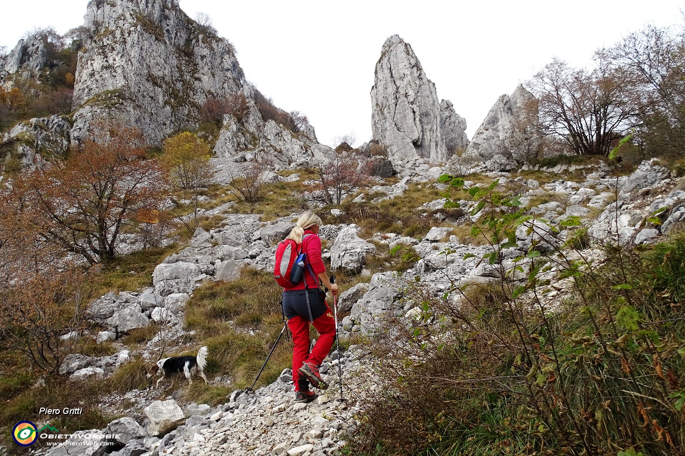 15 Risaliamo dai ghiaioni ai torrioni d'arrampicata.JPG